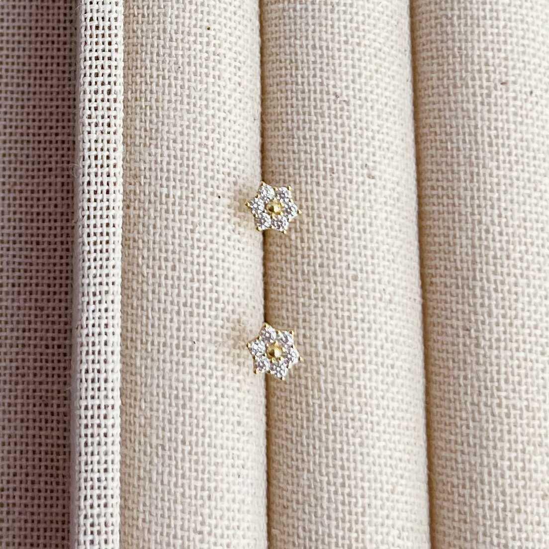 14K Gold-Plated S925 Silver Daisy Star Zircon Stud Earrings 14K Gold Pair (with Earplugs)