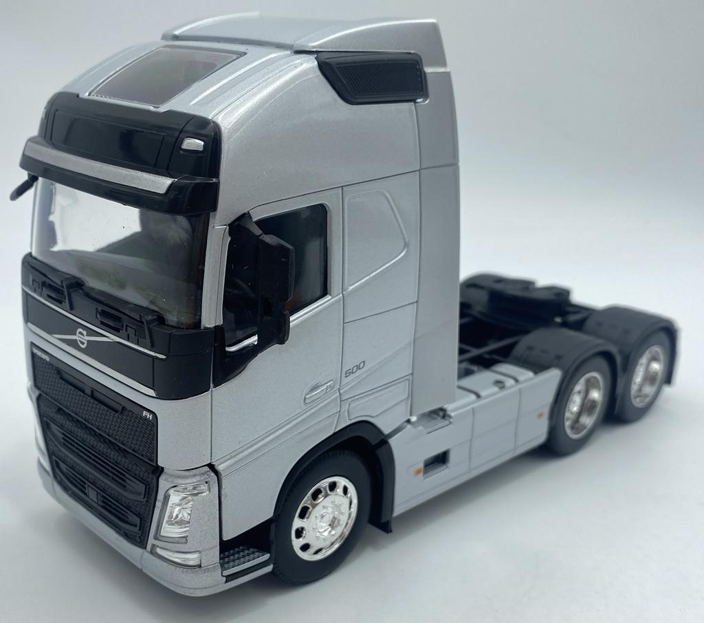 Volvo Fh 500 3 Axle Tractor Unit Model Welly Metal 1:32 Silver
