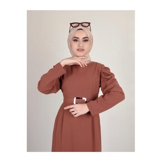 Plisowana spódnica ołówkowa z odkrytymi ramionami i hidżabem