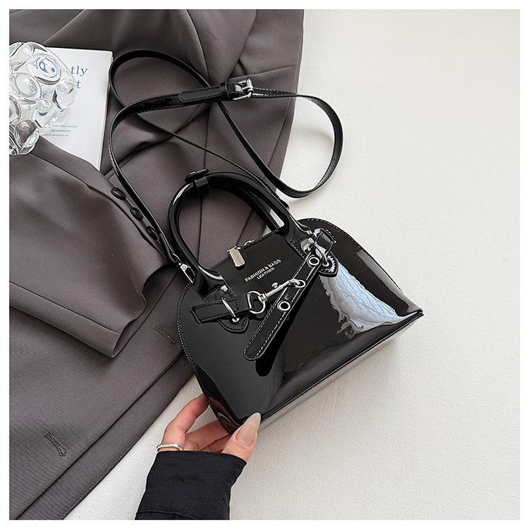 

2025 New Fashion Versatile Portable Shell Bag Women s Korean Edition Premium Sense Foreign Style Women s Niche Shoulder Crossbody Bag чёрный