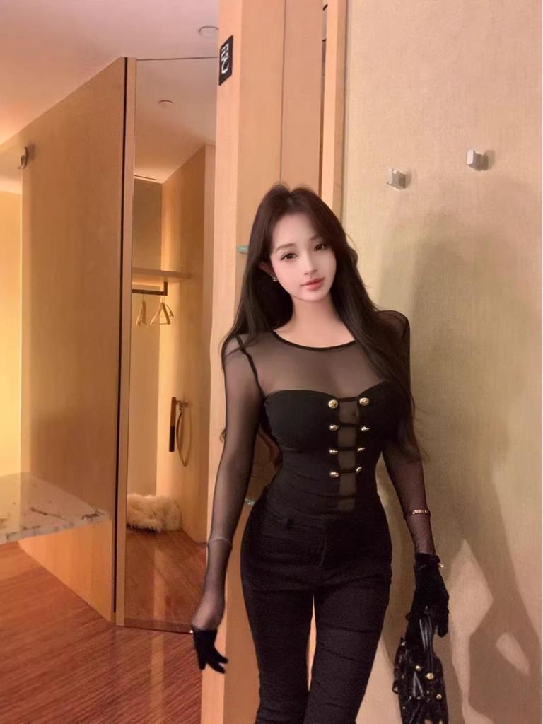 2026 Women's Mesh Patchwork Slimming Knit Top