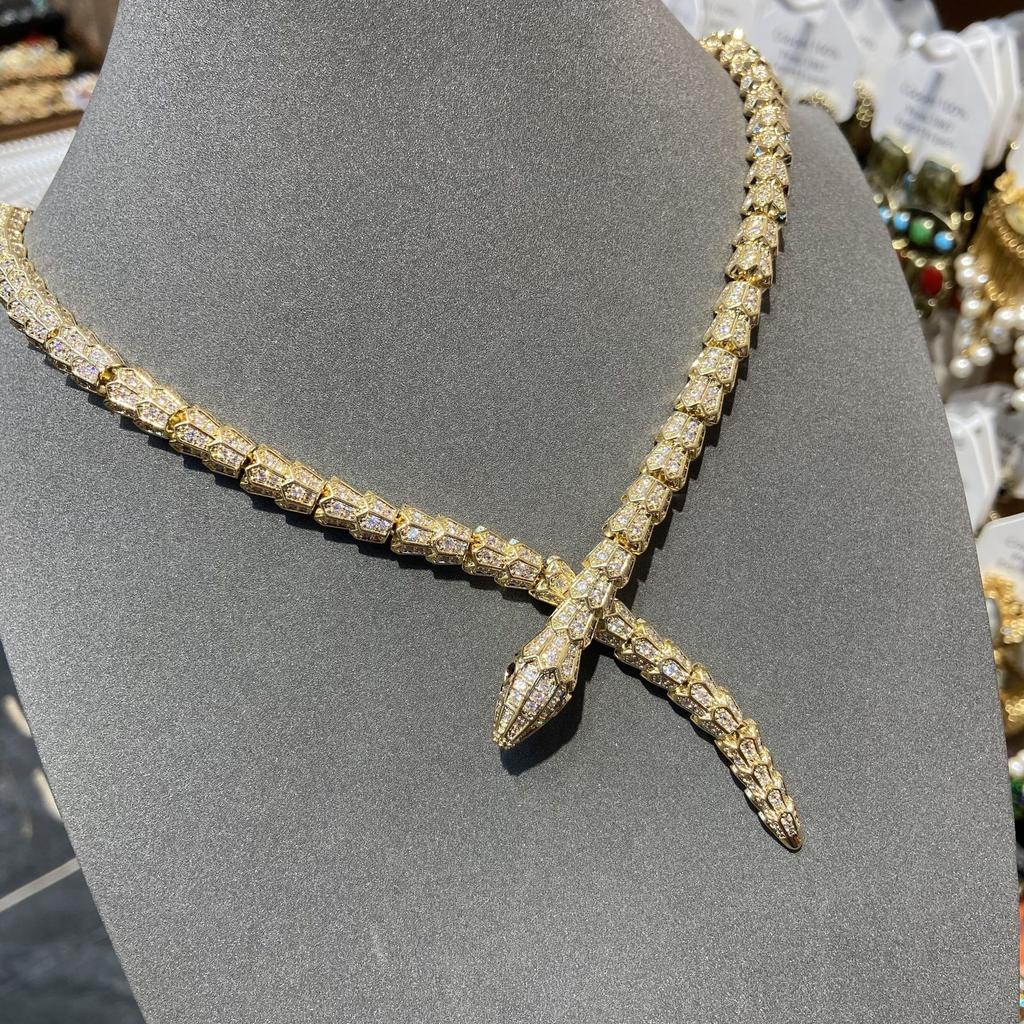 Voller Diamant Luxus Schlangenbiss Schwanz Schlangenknochen Halskette Vergoldete Schlüsselbein Kette Super Glitzer Halskette Kragen Leichter Luxus High-End Accessoires