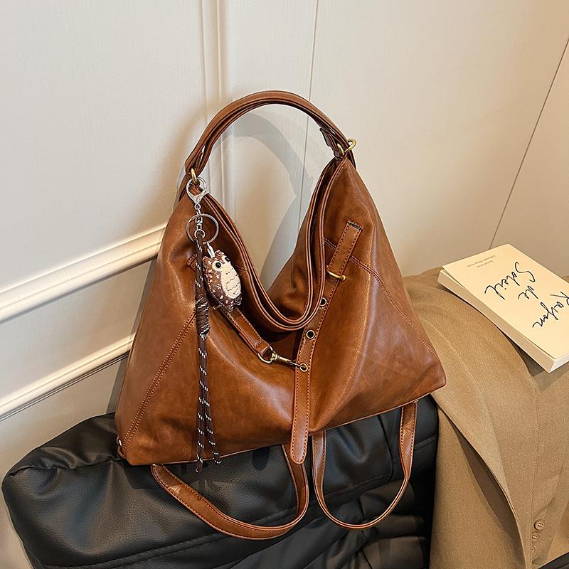 

Многофункциональная сумка Женская высококлассная ретро сумка через плечо Большая вместимость Сумка-тоут Модная сумка для поездок на работу with pendant коричневый