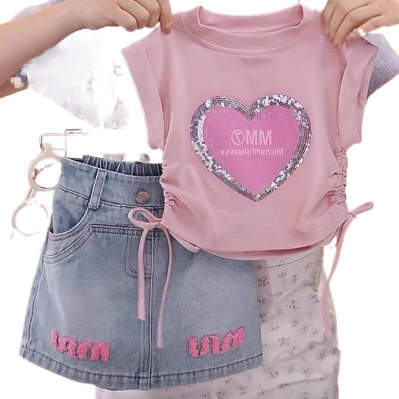 Dziewczęcy Letni Różowy T-shirt z Sequinami w Kształcie Serca - Dopasowany Krój, Uroczy Krótki Rękaw ze Wciąganą Talią