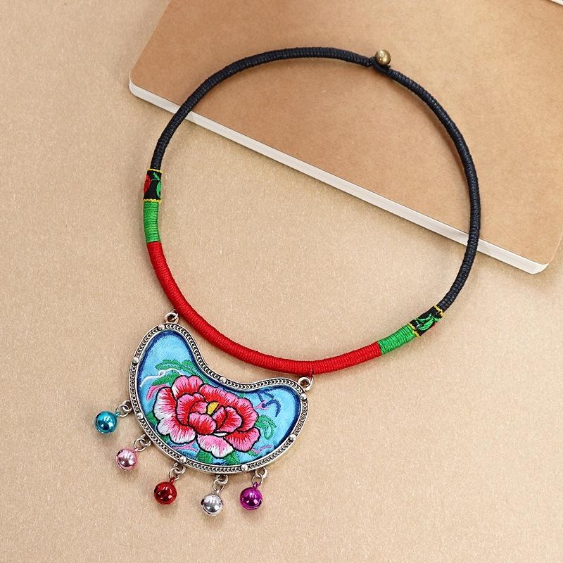 

Тканое ретро ожерелье с вышитым пионом, короткое, простое, с бахромой из колокольчиков, шейная цепочка, сценическая бижутерия