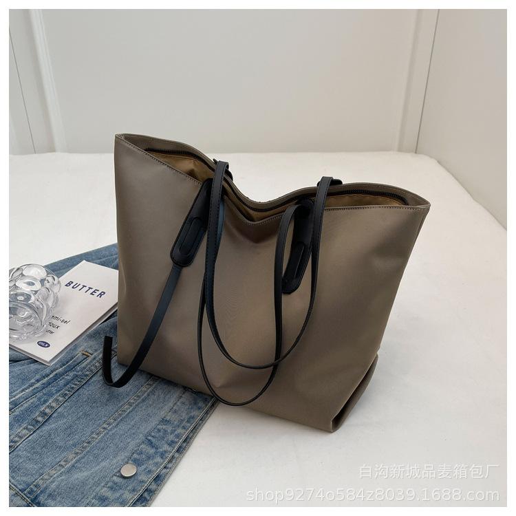 

Oxford cloth casual big bag women s 2025 new simple and versatile commuter tote bag large capacity fashion shoulder bag хаки