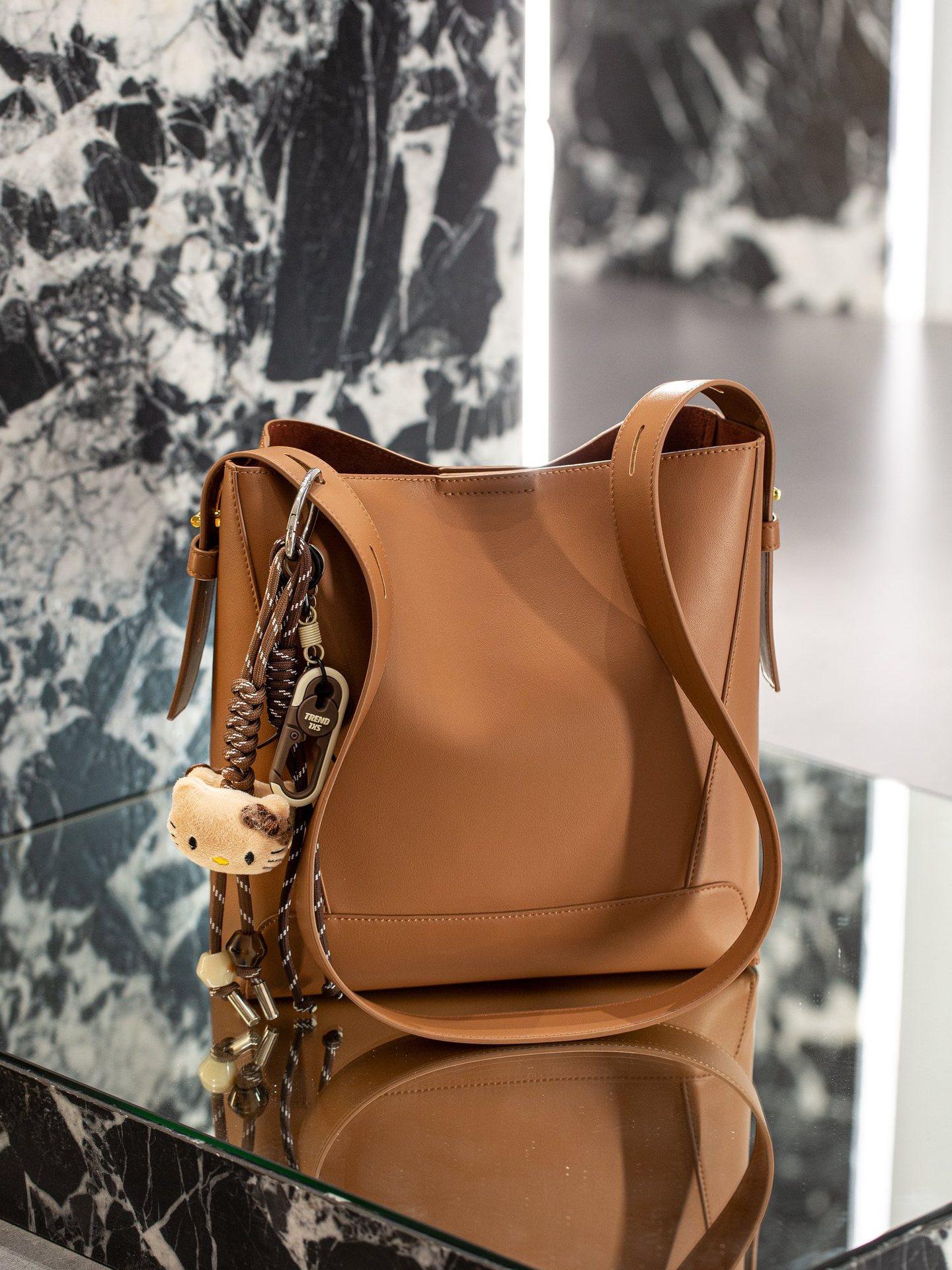 

Simple Waterproof Bag With Adjustable Strap PU Leather Small Popular Waterproof Bag Large Capacity Versatile Single Shoulder Bag Womens Bag 25cm коричневый