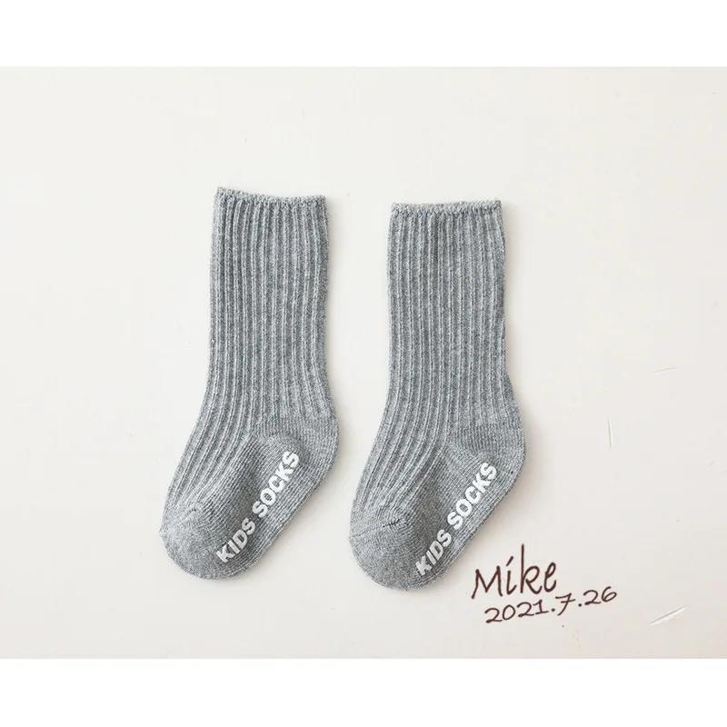 Herbst Winter Baby Mädchen Junge Einfarbig Weiß Buchstabe Bodensocken für 0-3J Kleinkinder Kinder Neugeborenes Baby Weiche Baumwolle Rutschfeste Strümpfe