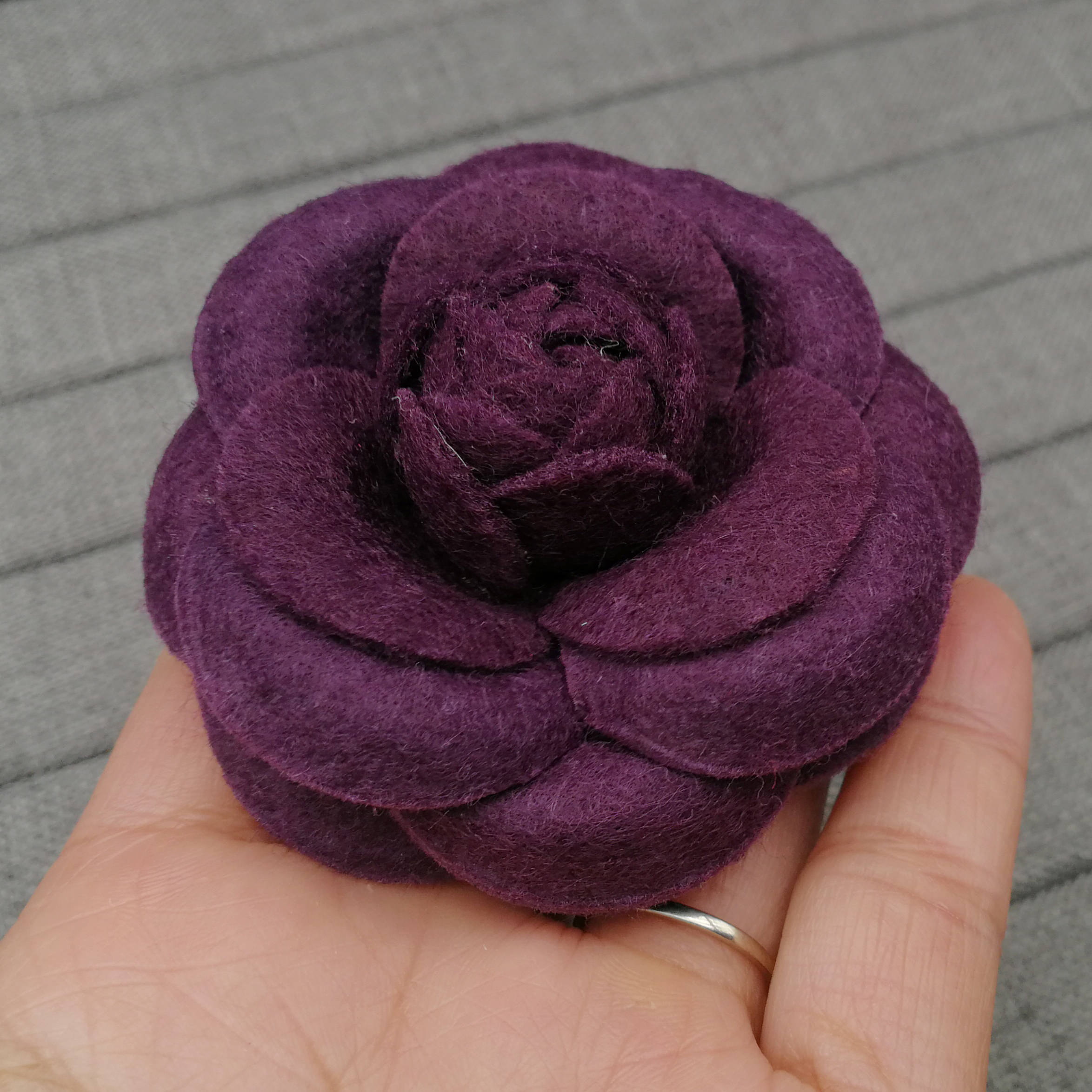 

Big Fabric Camellia Brooch Luxury Imitation Wool Pin Brooches for Women Fashion Clothes Corsage Jewelry Accessories Wholesale