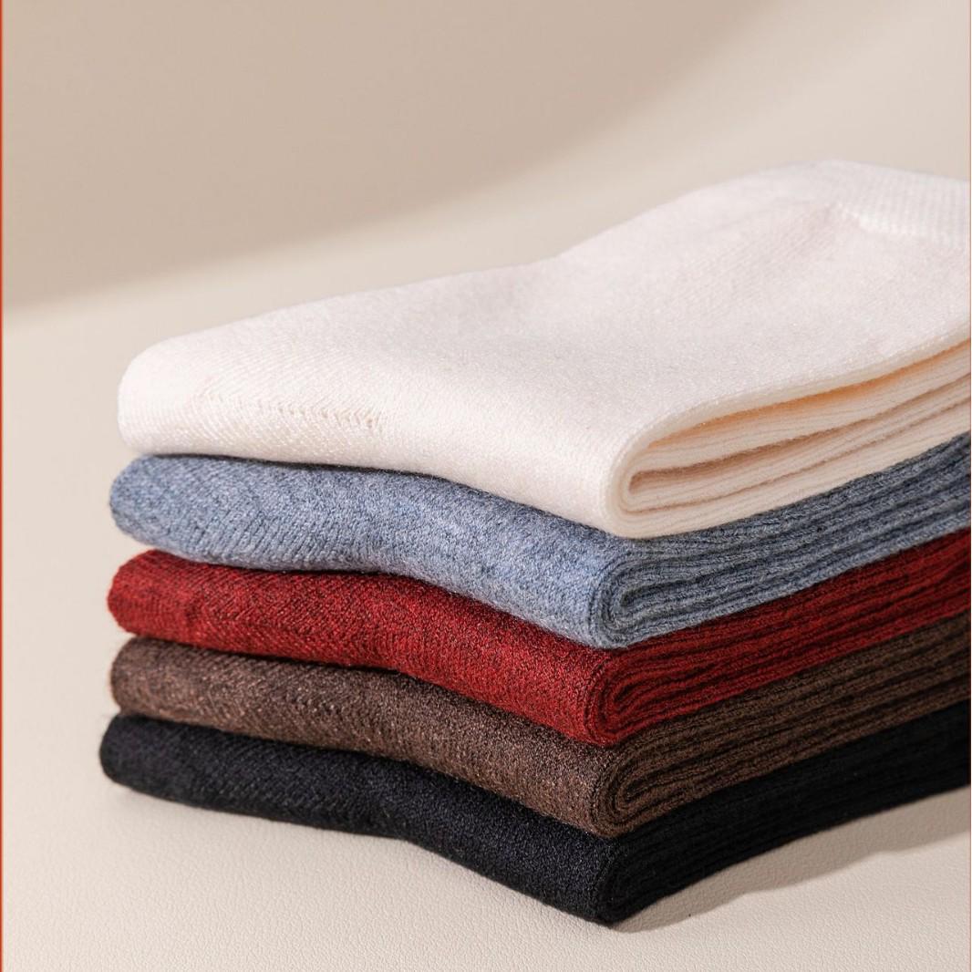 

Unisex Odor-Resistant Wool Socks: Solid Color Mid-Calf Winter Warmth with Gift Box One Size