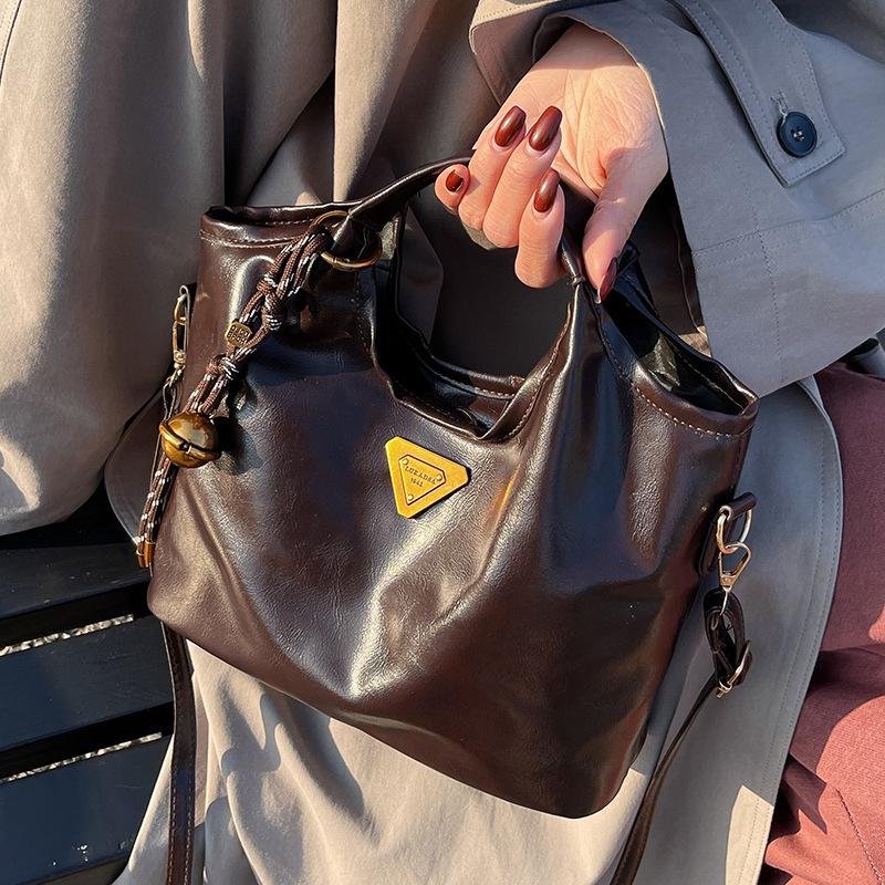 Retro Style Handbag for Women In Winter New High End and Versatile Niche Design One Shoulder Crossbody Bag