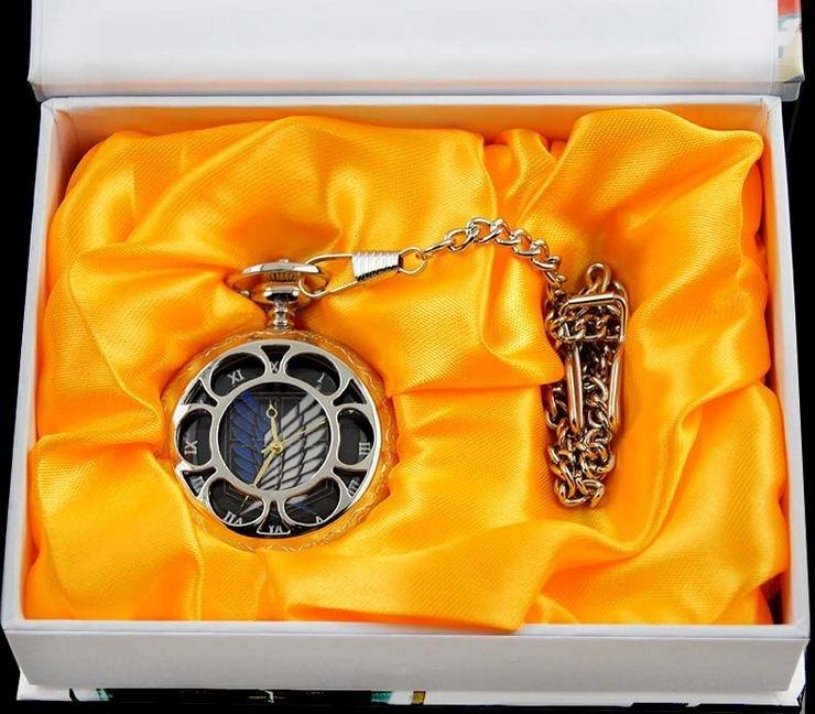 Anime Shingeki no Kyojin Kapesní hodinky Průzkumný sbor Modrobílý znak s krabičkou Dárek