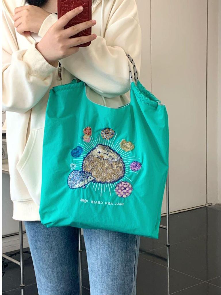 Büyük Kapasiteli Katlanabilir Bayan İşlemeli Kanvas Çanta – Çevre Dostu, Taşınabilir Çapraz ve Omuz Çantası