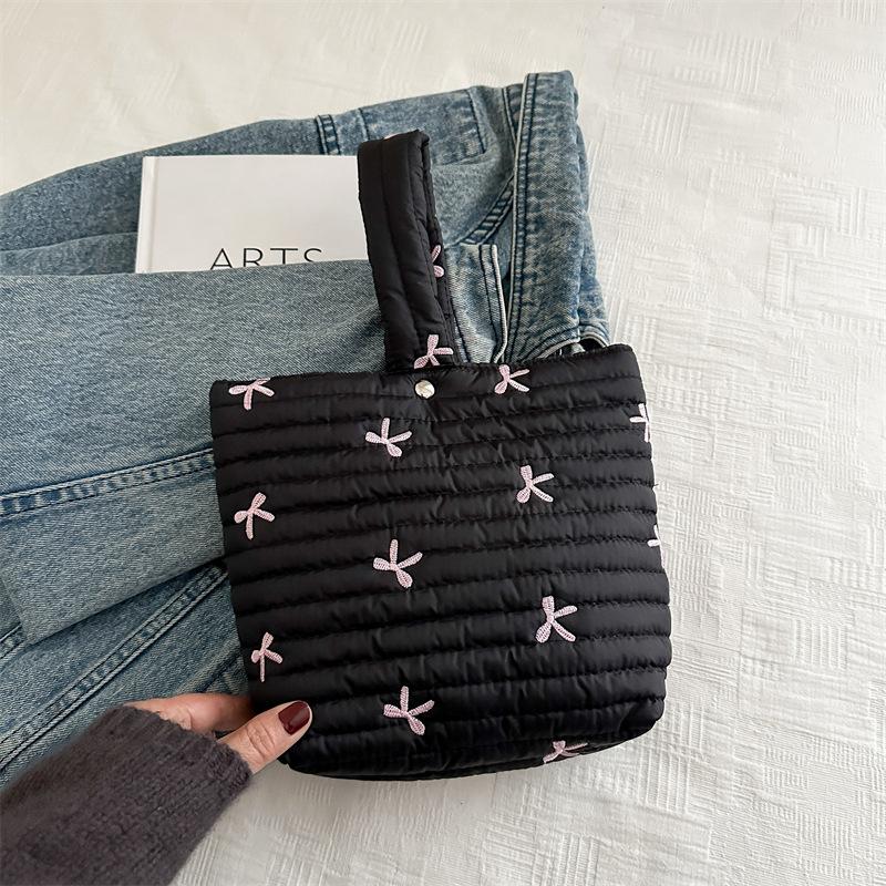 

Модная маленькая свежая повседневная сумка с вышивкой в виде банта в иностранном стиле, симпатичная портативная сумка-ведро чёрный