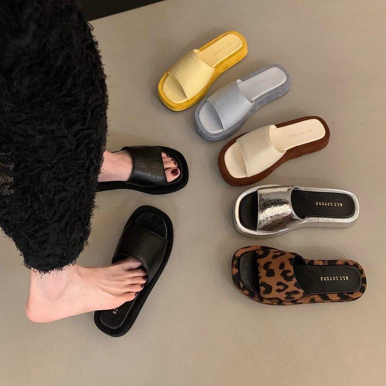 Small man increases height, thick-soled cool slippers, women's shoes wear 2025 new summer leopard print muffin bottom one-word slippers