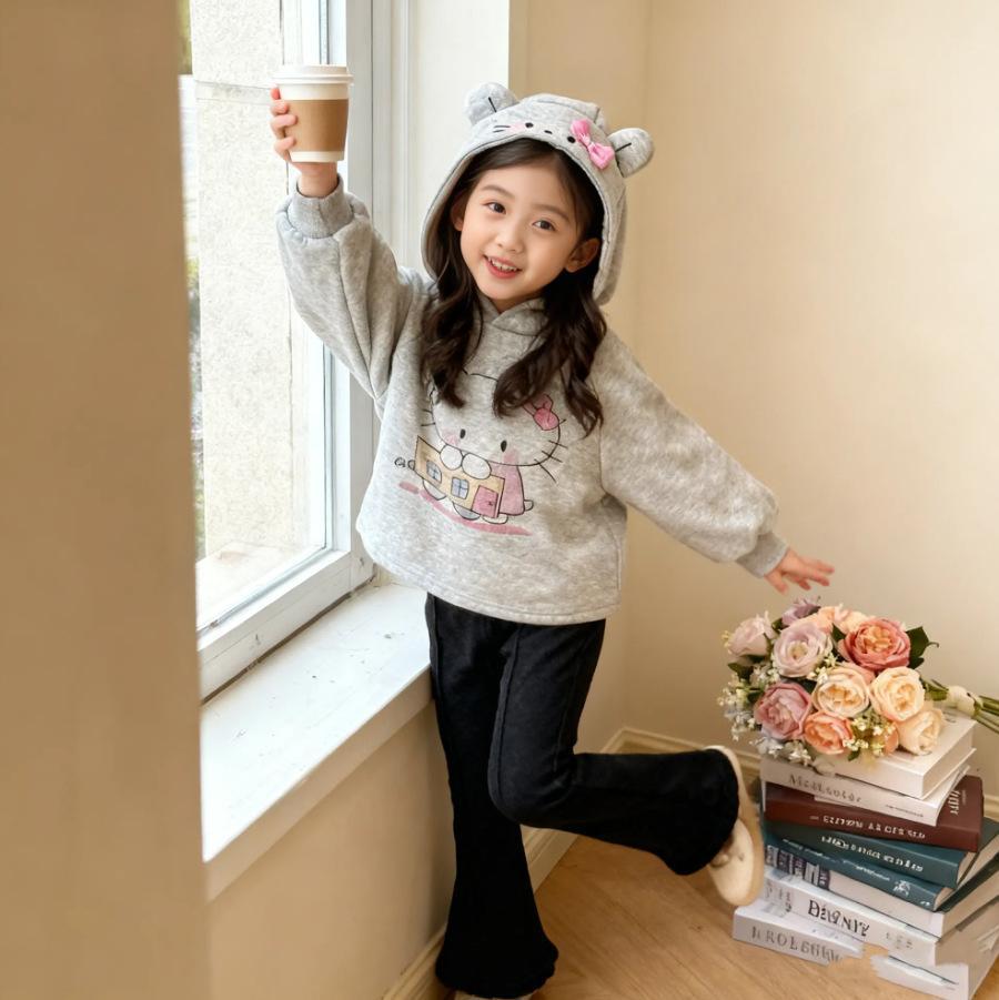 Çocuk Sonbahar/Kış 2025 Karikatür Fiyonklu Kapüşonlu Sweatshirt ve İspanyol Paça Pantolon Takımı