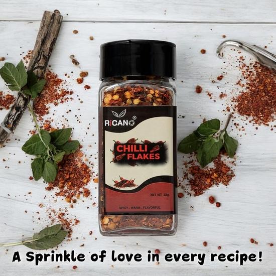 Ricano Chili Flakes 35g | Getrocknete rote Chilischoten | Ideal zum Kochen, Grillen, Würzen | Peppen Sie Ihre Küche auf (35g, Packung mit 1)