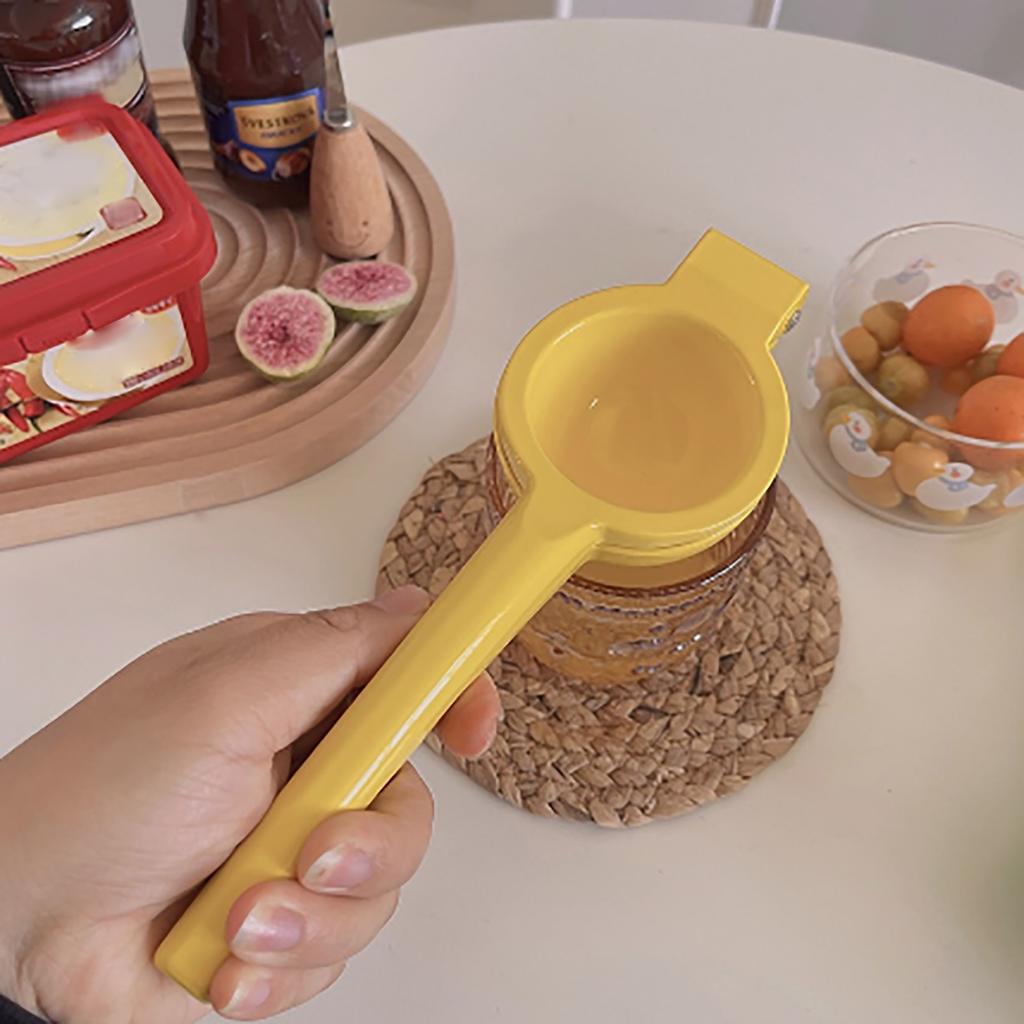 Lemon Squeezer Labor Saving Easy Operate Aluminum Alloy Manual Press Squeezer for Fruit Yellow