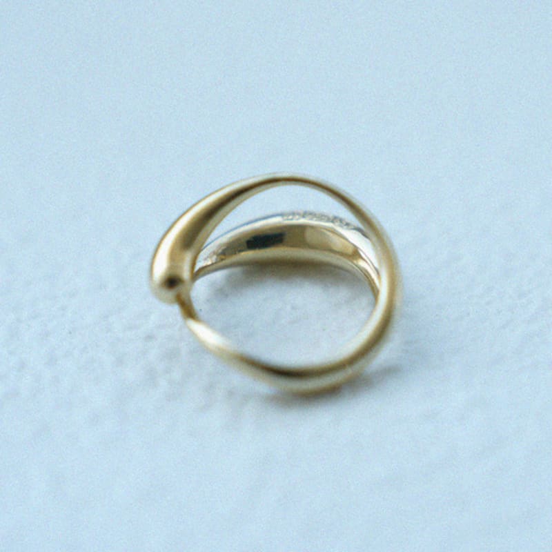 Ahjeong Erode Ring. Gold