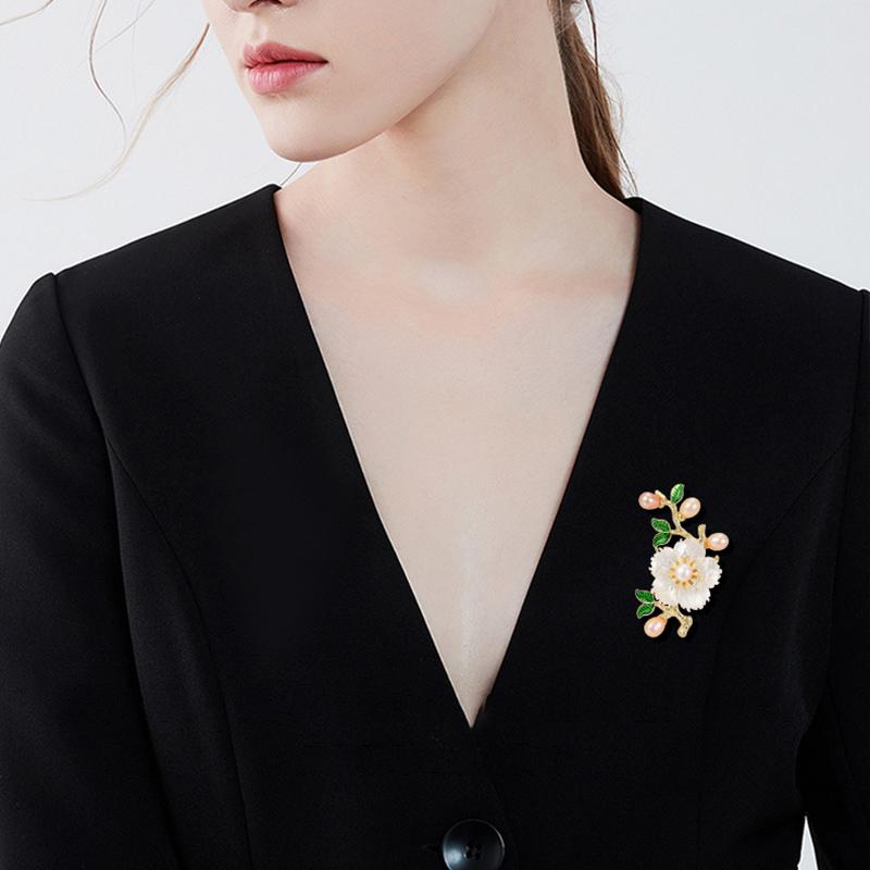 New Retro Women's Luxurious Brooch Simulation Pearl Elegant Flower Temperament Western Clothing Accessories Holiday Gifts
