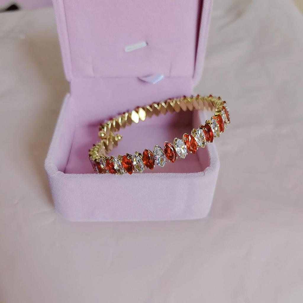 Elegant Zircon Bracelet for Women - Luxurious, Exquisite, Crystal Design Bangle with a Sophisticated Touch.