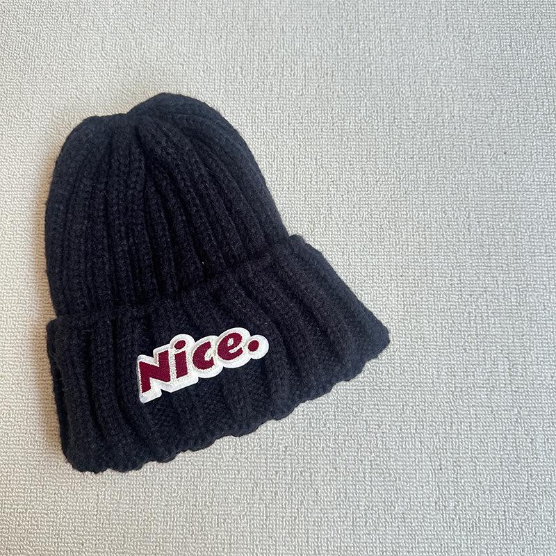 

Вязаная шапка с вышивкой букв, осенне-зимняя, мужская и женская, теплая, с отворотом, утолщенная, студенческая, шерстяной пуловер, шапка для защиты ушей one size