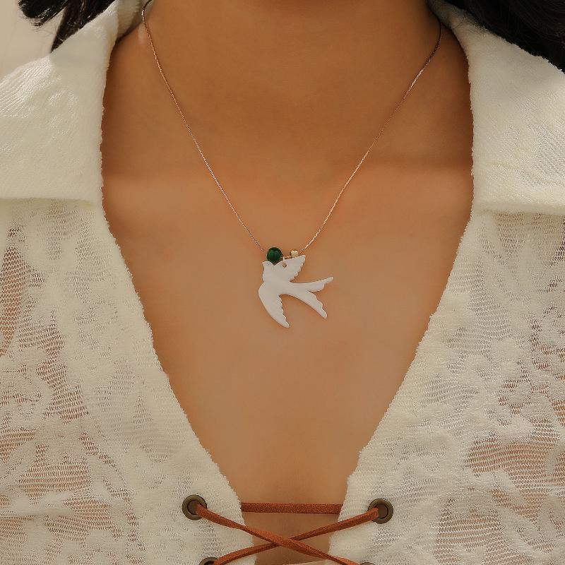 Squisita Collana Colomba della Pace in Ceramica Bianca per Donna Ciondolo Colomba Vintage Catena Maglione Accessori Gioielli da Festa Regalo