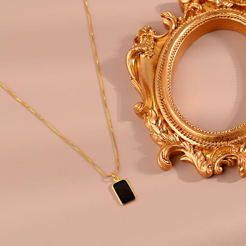 

Simple Black Square Brand High-End Necklace Versatile Light Luxury Niche Gold French Collarbone Chain