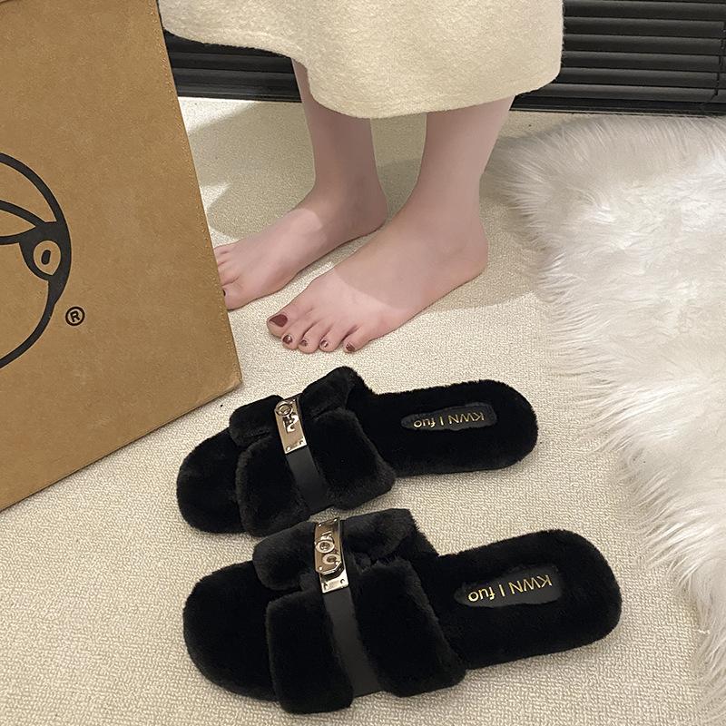 2025 neue flauschige Hausschuhe Damen tragen flache Sohle Samt Internet-Berühmtheiten rutschfest Wortkreuz Metallschnalle Retro Baumwollmopp