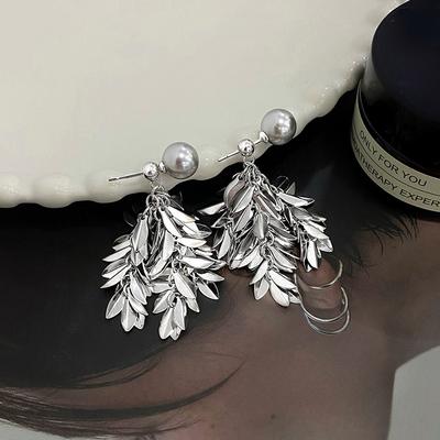 High-end Sense of Leaves and Pearl Earrings for Women Light Luxury Cool Wind Wave Light Lingling Earrings