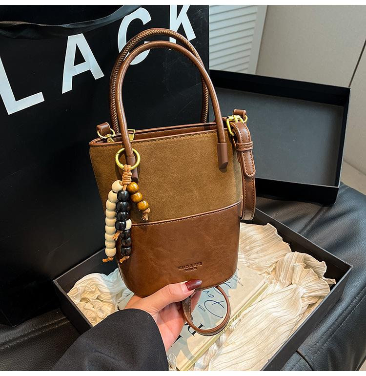 

2025 autumn matte retro bucket bag contrasting color large capacity underarm bag high value casual commuter shoulder messenger bag коричневий