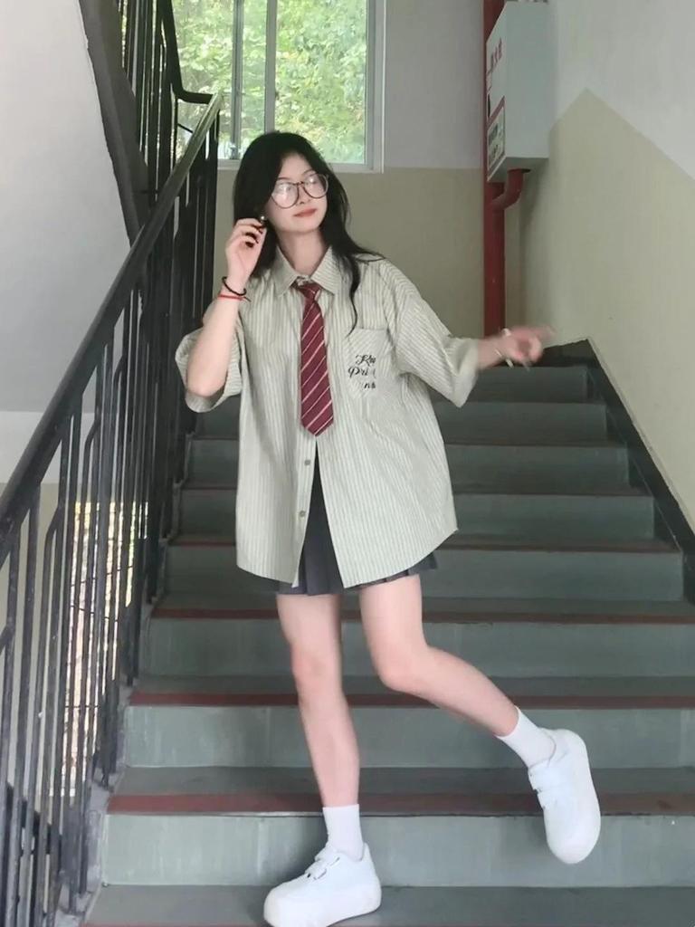 Conjunto de Duas Peças Feminino Estilo College Primavera: Camisa de Manga Curta Listrada e Saia Plissada Cinza