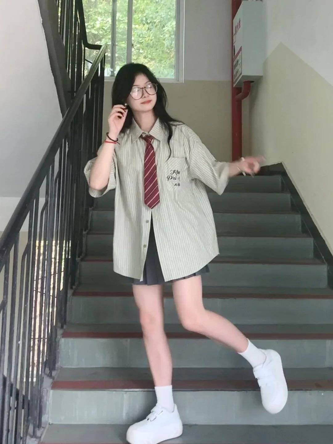 

Женский комплект из двух предметов в весеннем студенческом стиле: Полосатая футболка с коротким рукавом и серая плиссированная юбка 2XL