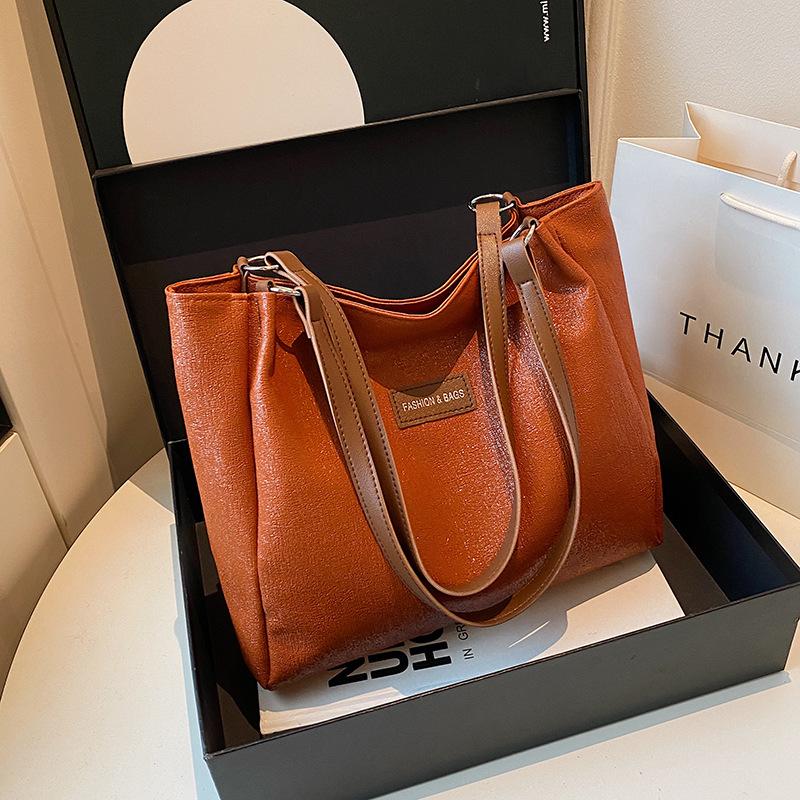 New single shoulder armpit bag large capacity commuting simple retro high sense tote bag versatile