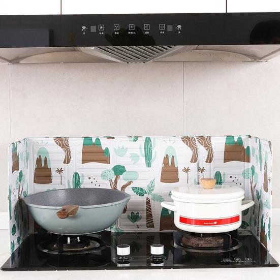 2Pcs 3-Sided Foldable Splatter Guard Aluminum Foil Grease Screen for Stovetop Frying Pan Protects Countertop from Oil Splashes Kitchen Cooking