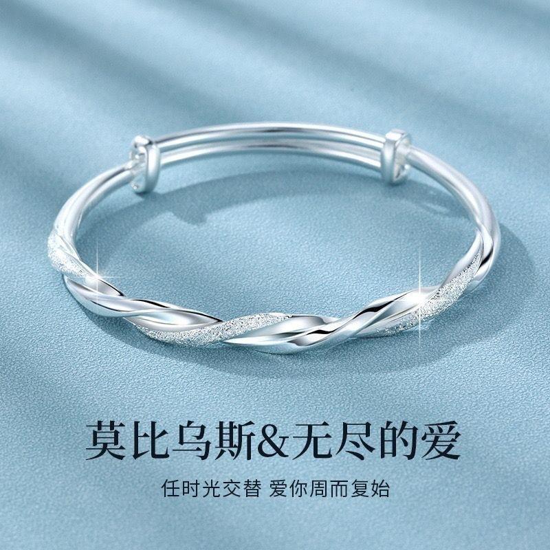 

Геометрическое ожерелье с подвеской из больших и маленьких квадратов One size