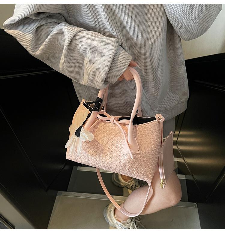 

Versatile fashion tote bag 2025 new trendy French casual portable premium sense bag single shoulder messenger women s bag рожевий