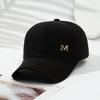 Vielseitige Polyester-Baseballkappe für Damen und Herren mit Metallbuchstaben „M“, schlichter und trendiger Stil, geeignet für den täglichen Gebrauch.