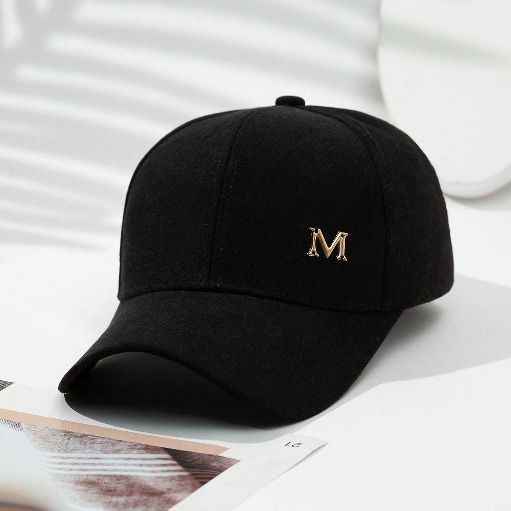 Vielseitige Polyester-Baseballkappe für Damen und Herren mit Metallbuchstaben „M“, schlichter und trendiger Stil, geeignet für den täglichen Gebrauch.