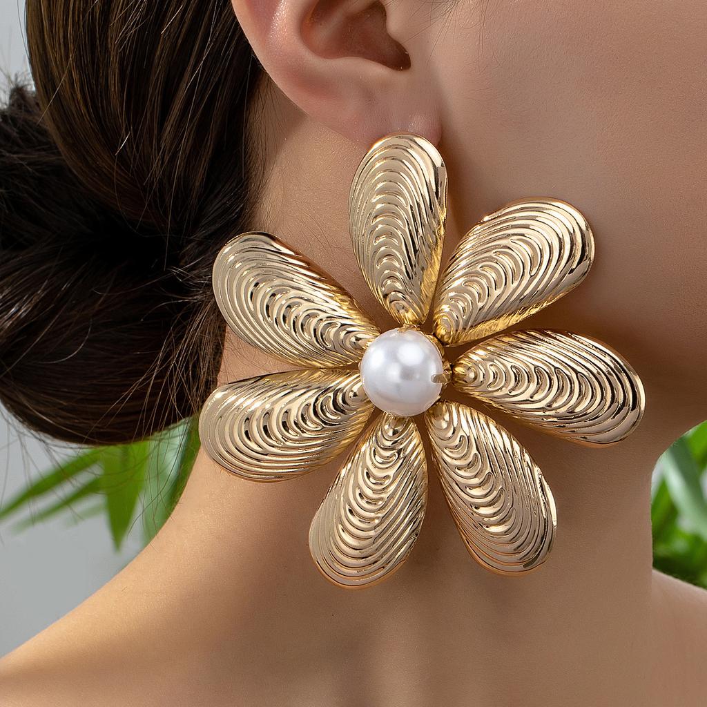 European and American gold seven-petal large floral earrings vintage, exaggerated, luxurious, elegant, minimalist, and fashionable earrings