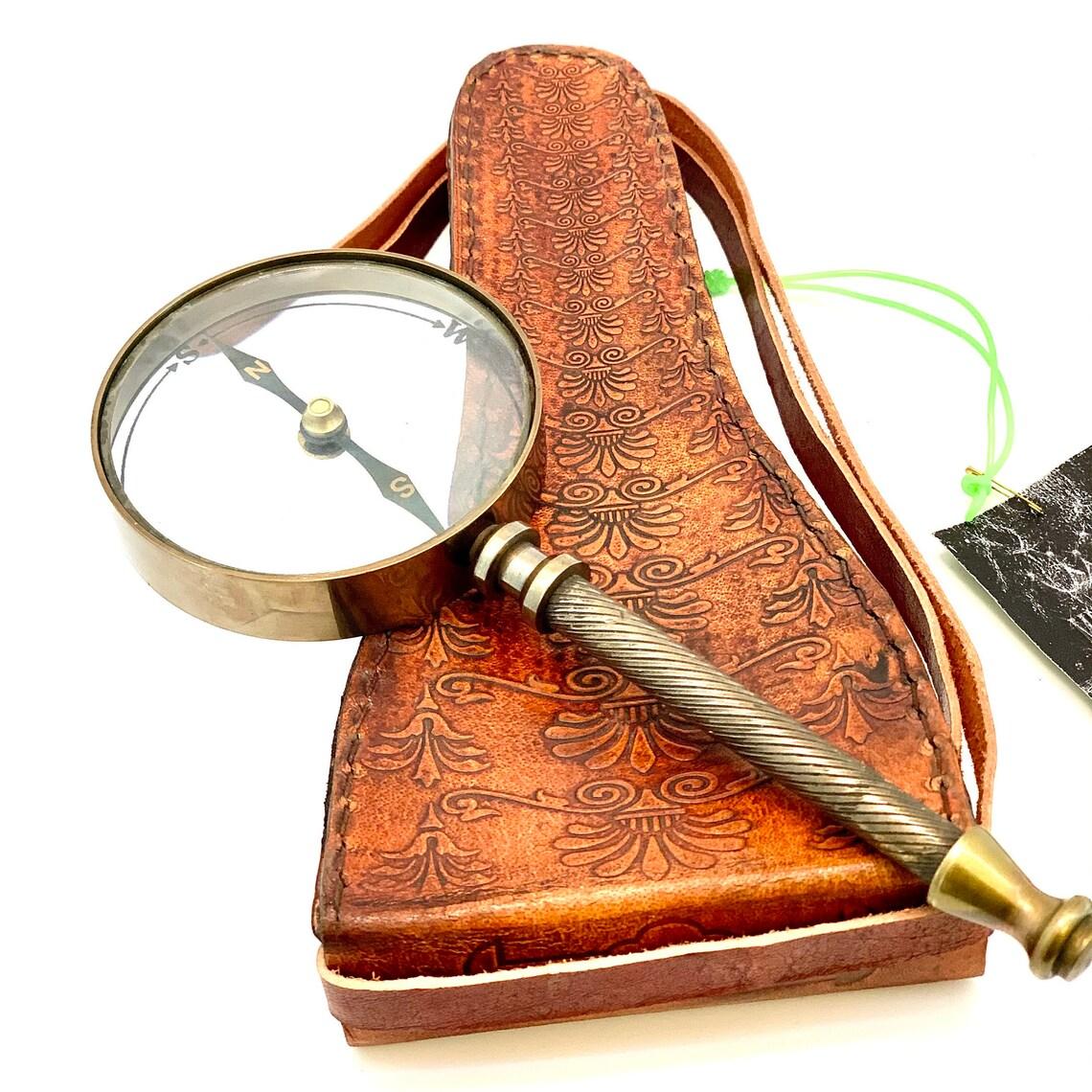 

Henry Hughes & Sons збільшувальне скло Вінтажна латунна ручна лупа 4 з компасом на стільниці з коричневим шкіряним футляром