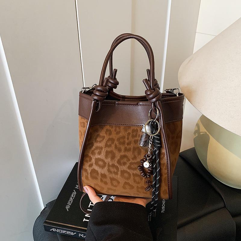 

Simple texture autumn and winter women s bucket bag fashion 2025 new bag niche design shoulder messenger bag Without pendant