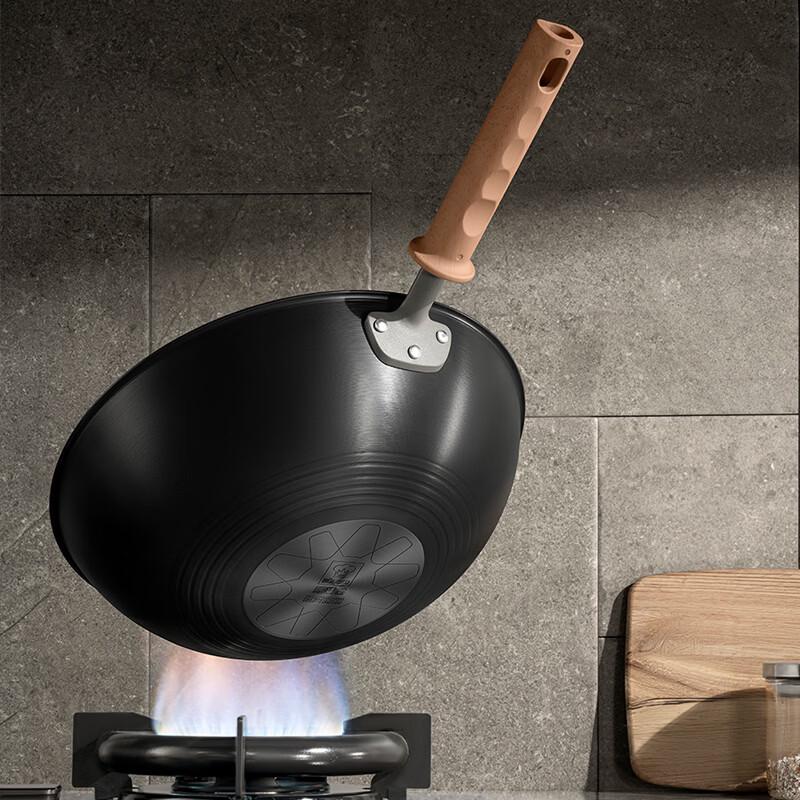 KOBACH 32cm Titanium Iron Wok & Antibacterial Ebony Cutting Board Set