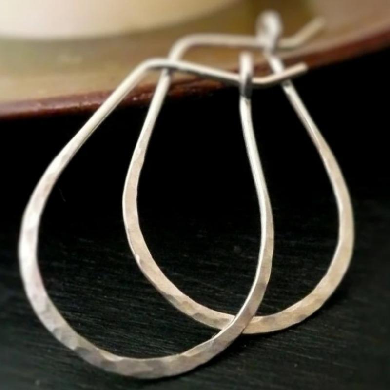 Gehämmerte Hufeisen-Creolen. Handgefertigte Ohrringe