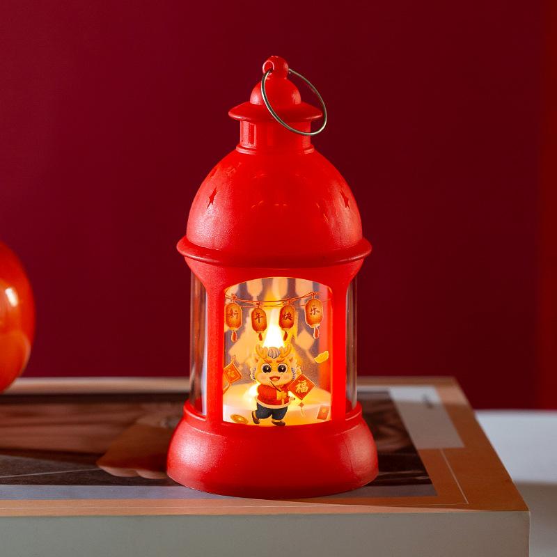 Barn bærer små opplyste sylindriske lykter til vårfesten