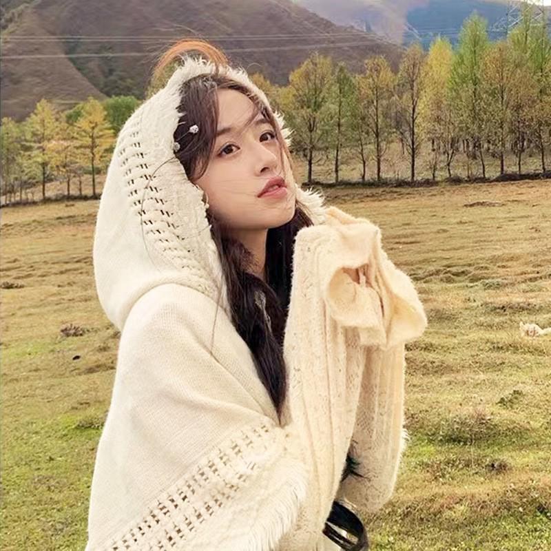 Handgestrickter Schal und Klimaanlagen-Cape im Ethno-Stil mit Quasten