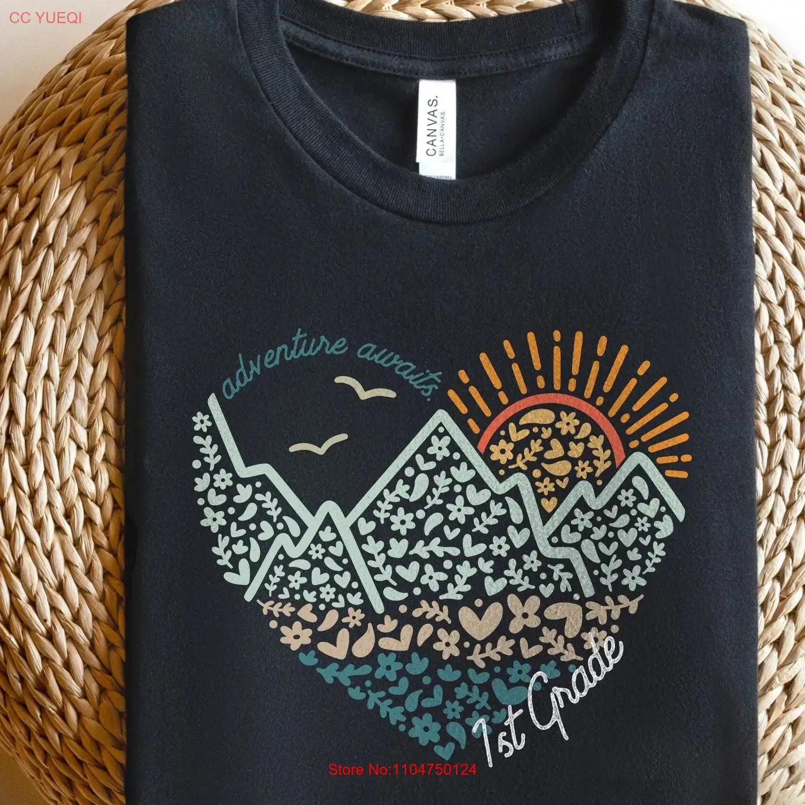 

1st Grade Teacher T Shirt Adventure Awaits First Elementary Team Teachers Teach Back to School Idea vintage Washed homme Unisex S разноцветный