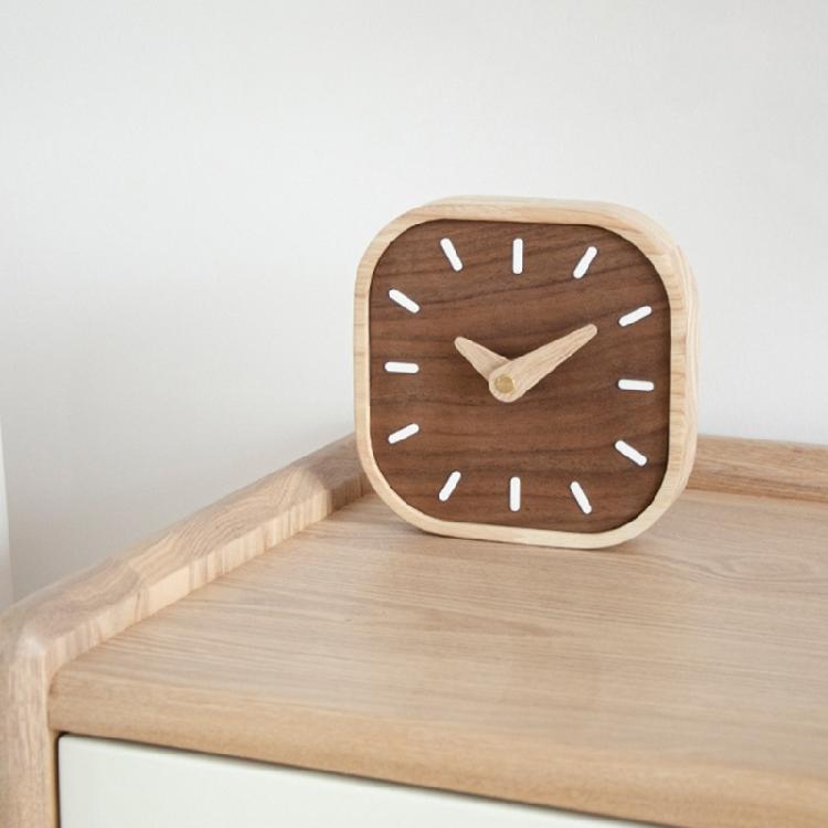 Small Scale Wood Desk Clock with Luxurious Walnuts Tone Silents Bedsides Clock for Gifting