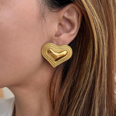 Goldfarbene Metall-Herz-Ohrstecker für Damen Dreilagige Ungleichmäßige Seite Liebesherz Damen-Ohrringe Punk Cooler Ohrschmuck