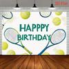 Sfondo per festa di compleanno a tema tennis con design di racchetta e palla da tennis verde brillante, adatto per evento di celebrazione a tema sportivo
